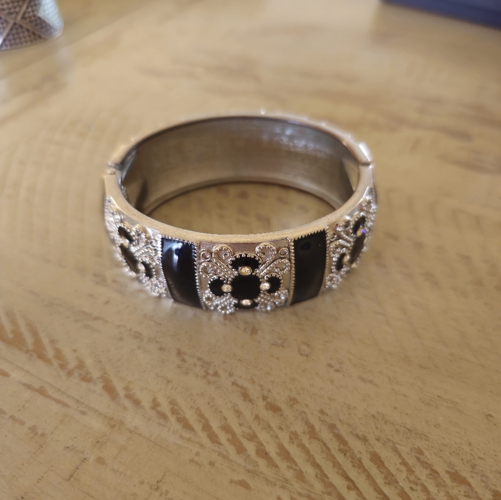 Elegant Silver and Black Women's Bracelet - Picture 4 of 5